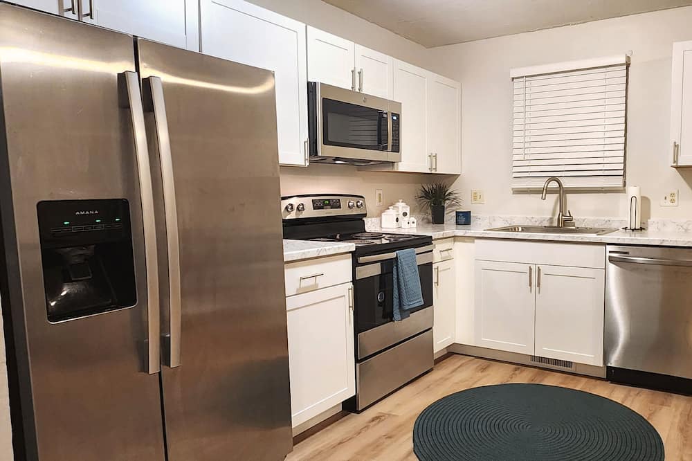 Vernal House | Large Centrally-Located Upstairs Apartment