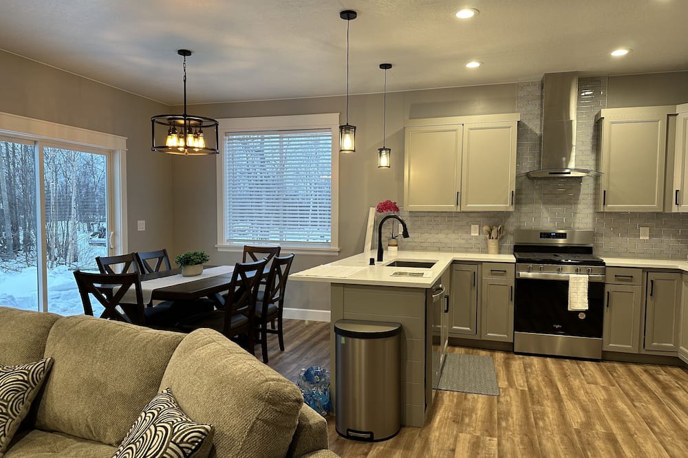 Wasilla House | Gorgeous and new home, the convenience of the urban and the privacy of the rural