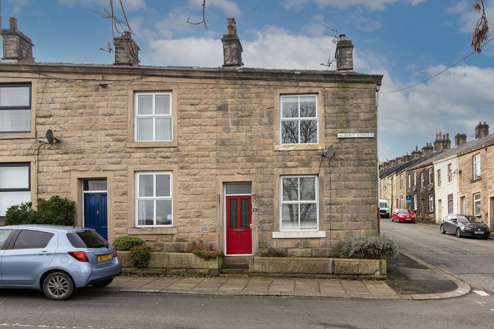 Stubbins House | Lovely 2-Bedroom Conveniently Close to Bury & Manchester