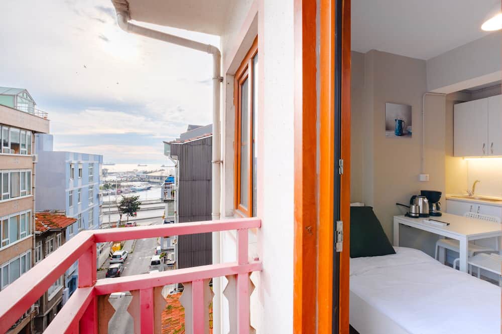 Bakırkoy Apartment | Studio with a Sea View Balcony in Bakirkoy