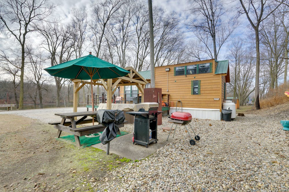 Logansport Cabin | Riverfront ‘Portobello Cabin’ w/ Hot Tub & Canoe!