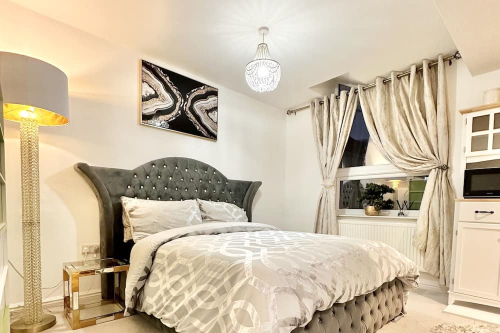 Wolverhampton Apartment | Luxurious and private. Daily,weekly, monthly and long term bookings accepted.