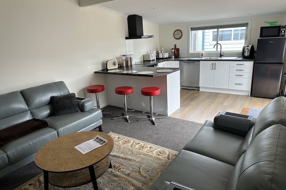 Timaru House | Beautifully renovated duck back cottage Close to Bay and town