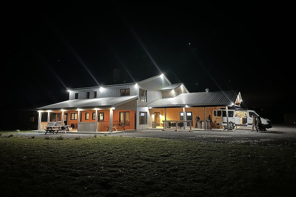 Sainte-Seraphine Cabin | Le Lodge Vous Offre une Expérience Paisible et Immersive en Zone Agricole