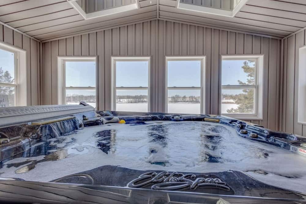Alberton Cottage | Cozy Waterfront Hideaway: 3BD with Indoor Hot tub