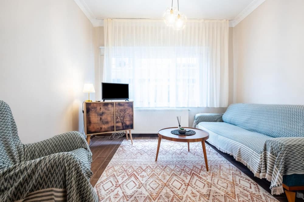 Gumussuyu Mahallesi Apartment | Lovely Flat in Beyoglu near Public Transportation