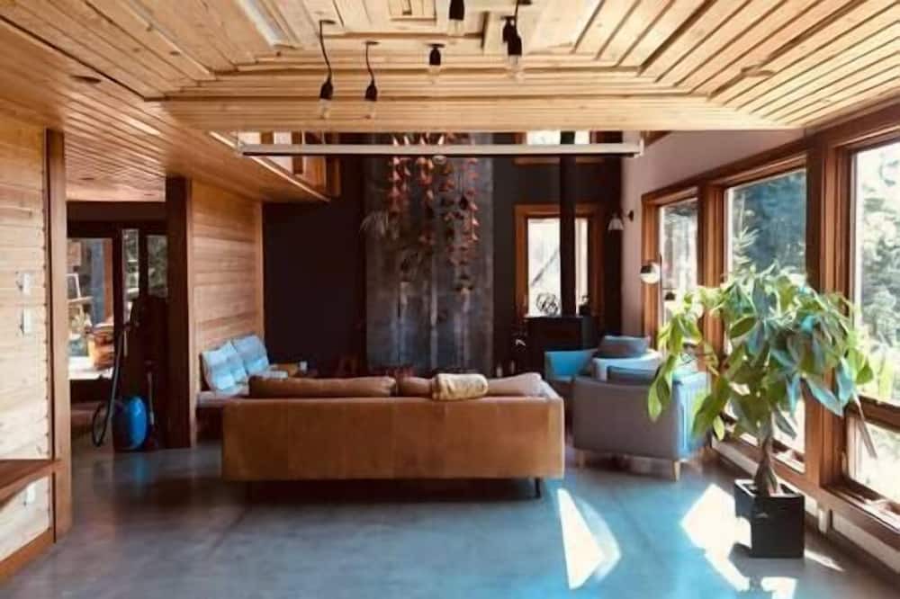 Bowen Island House | Retreat House with Lake & Mountain Views on Bowen