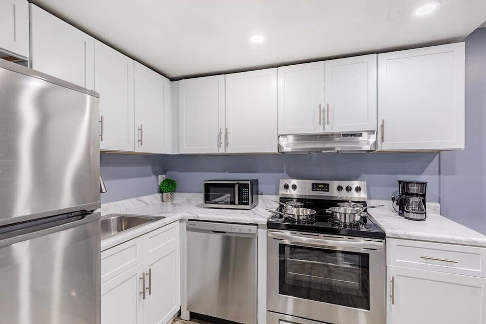 Towson Apartment | Heart of Towson *Parking*Gym*Pool*Gym*Smart TV