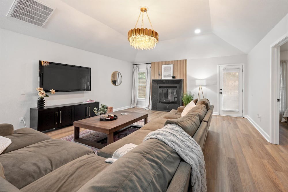 Grapevine House | A designer's dream, incredible location, spacious and cozy!