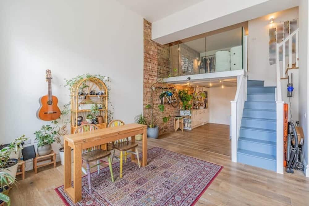 Wallington Apartment | NY style studio 26 min to London