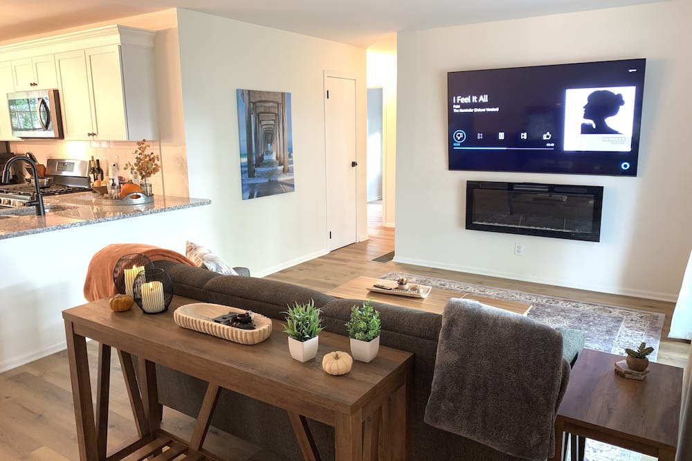 Centerville House | Updated home away from home in Centerville.