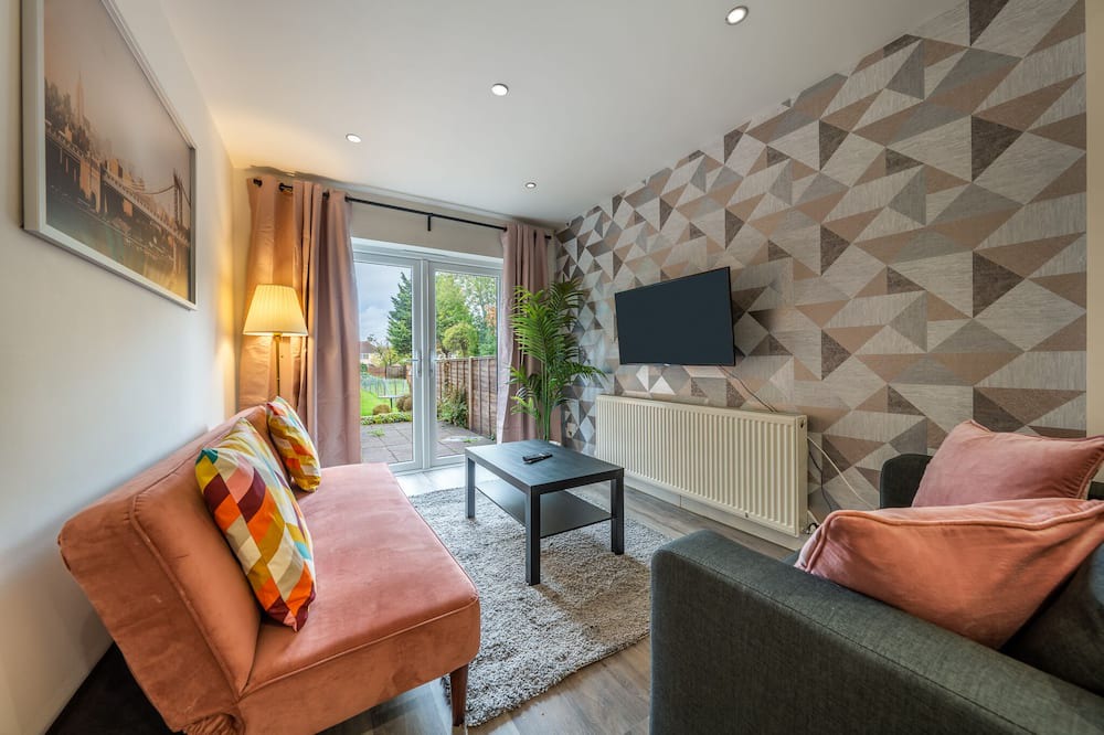 Luton House | Captivating 4 BR Terraced House in Luton's Prime Location