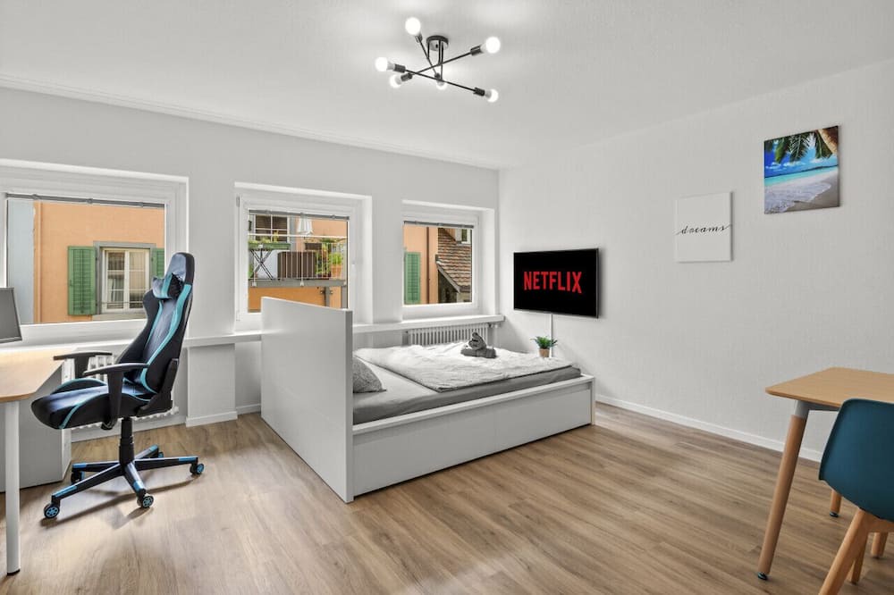 Winterthur Apartment | City Center Twin Bed Workplace Washer