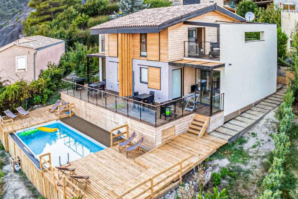 Marcoux Apartment | This beautiful and modern vacation home welcomes you with a breathtaking mountain view.