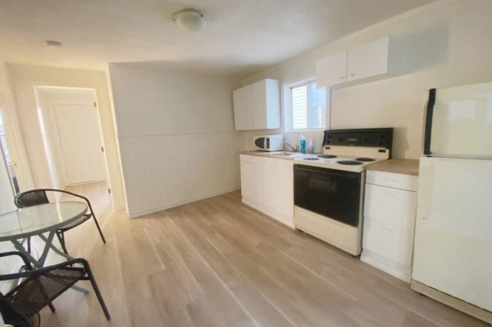 Cornwall House | Private Queen Bedroom on the Upper Decks—8 minutes walk to the Waterfront!
