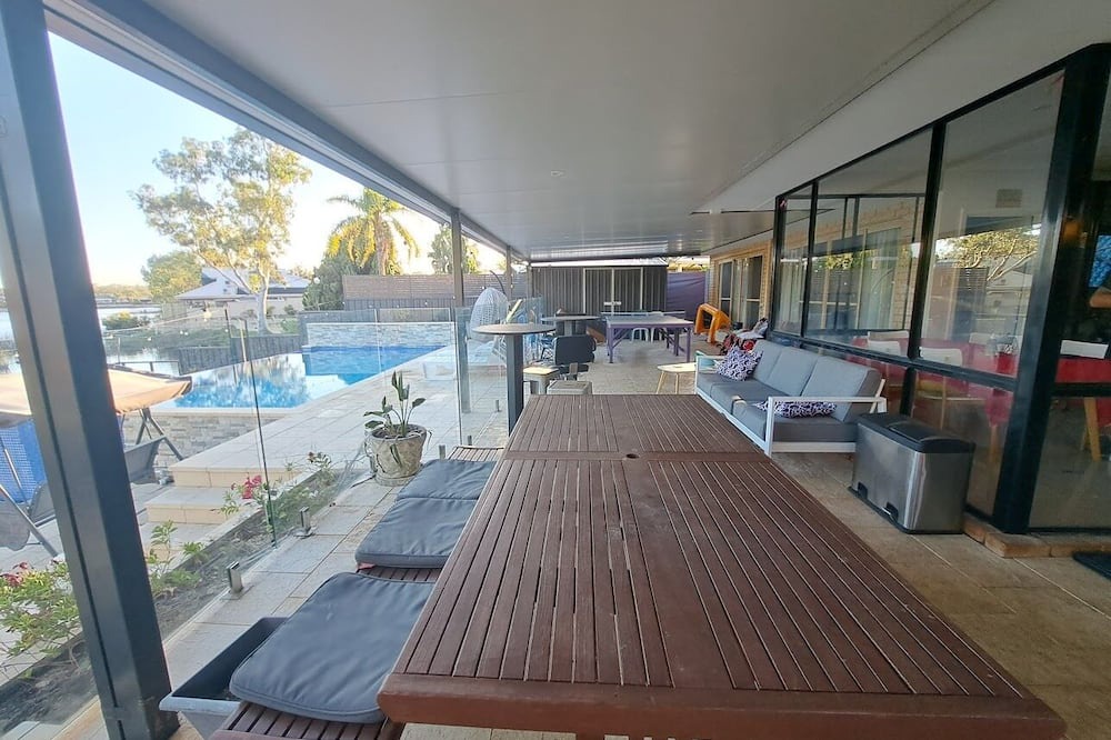 Ballajura House | Paradise on the Lakes - Queen Bedroom