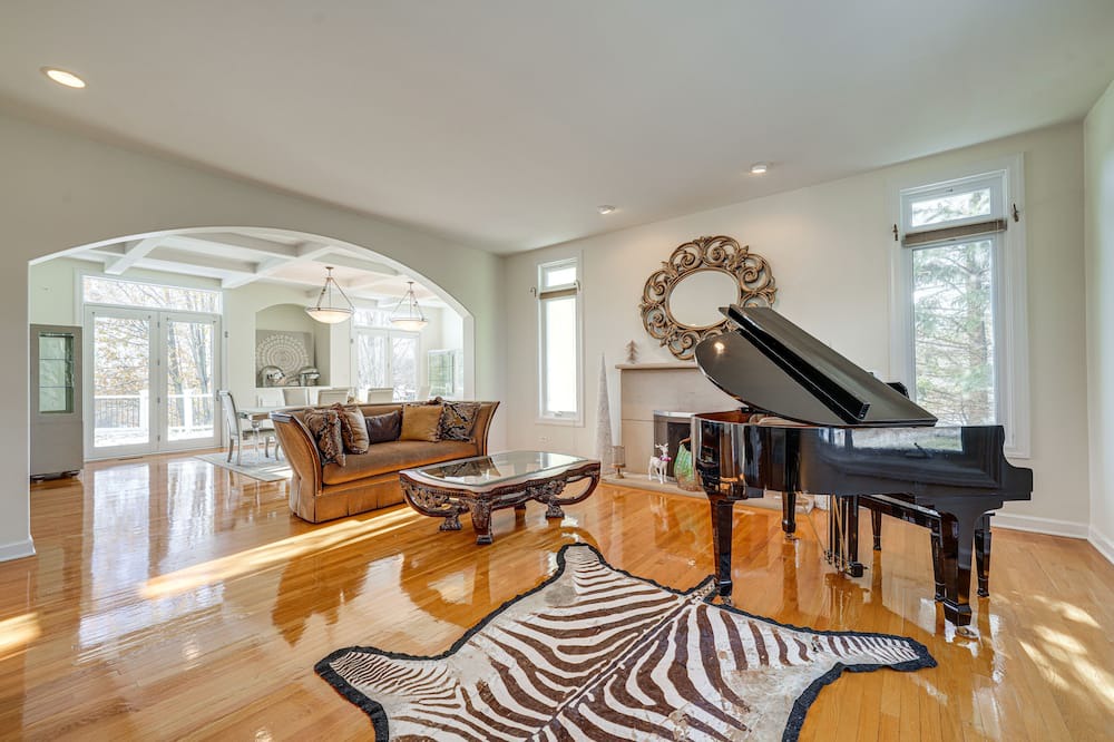 Mokena House | Stunning Mokena Home w/ Pool + Deck w/ Lake View!