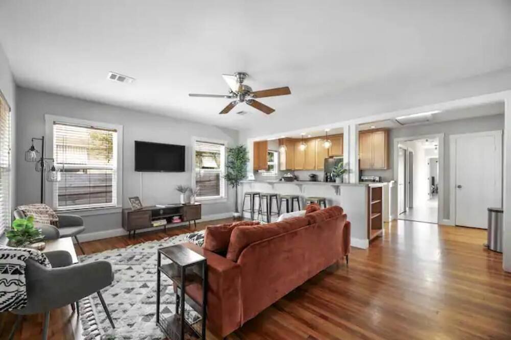 Old Enfield House | ROOMY RANCH: Local to SXSW, Austin City Limits & ATX Open