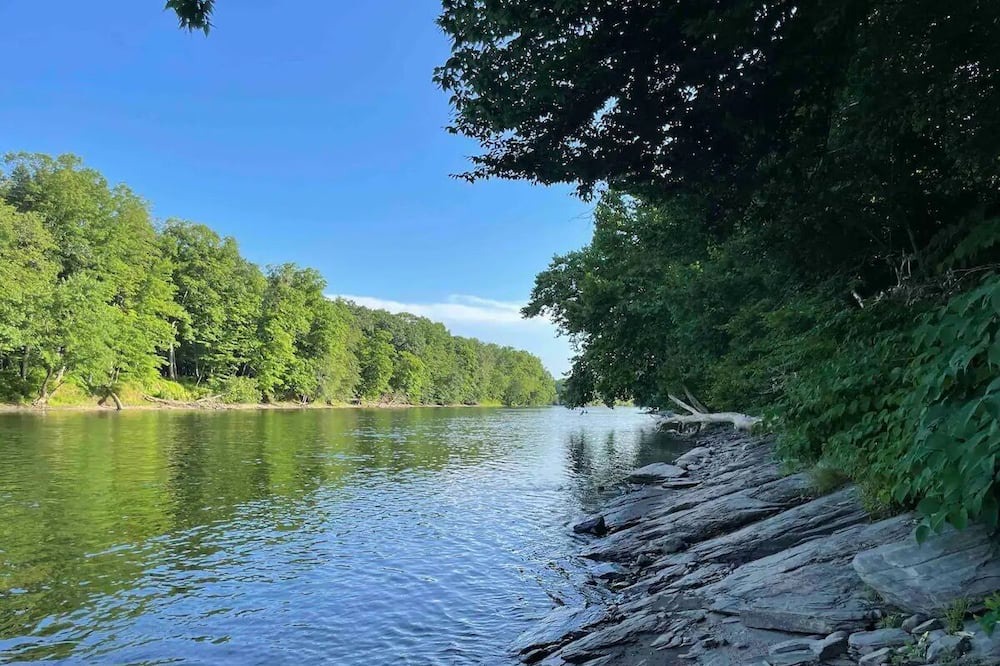 Mt. Bethel Cabin | Cozy Chalet with Cabin Vibes overlooking Delaware River. Hot Tub!