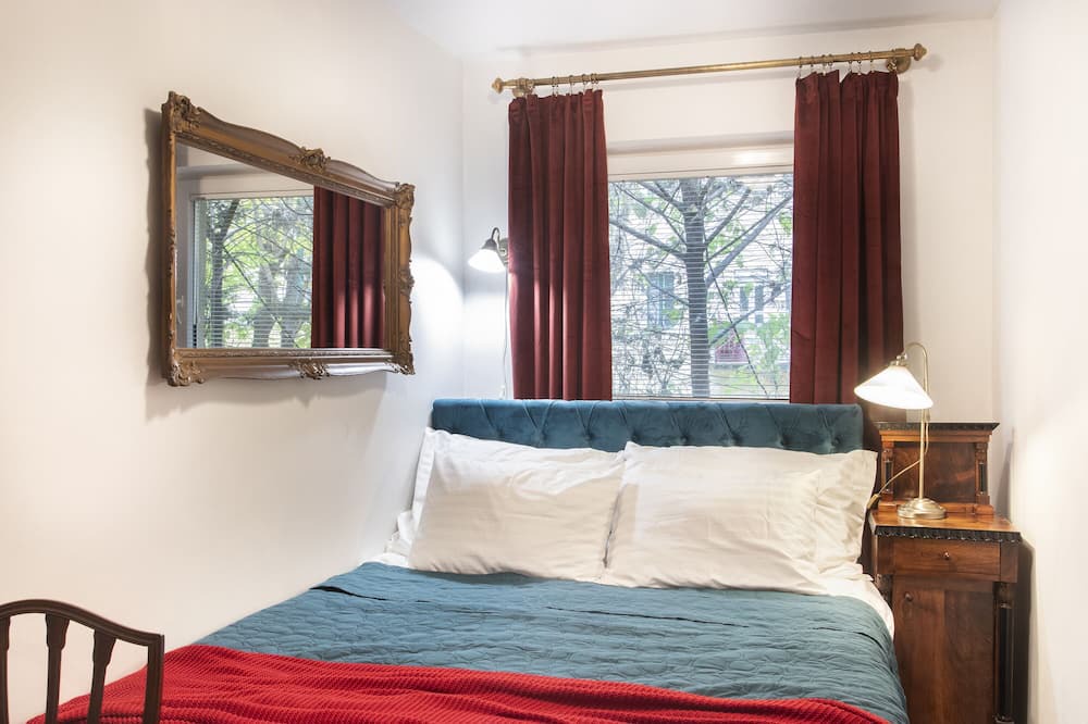 Taban House | 5 min walk to Buda castle, private patio and garden, detached garage, winefridge