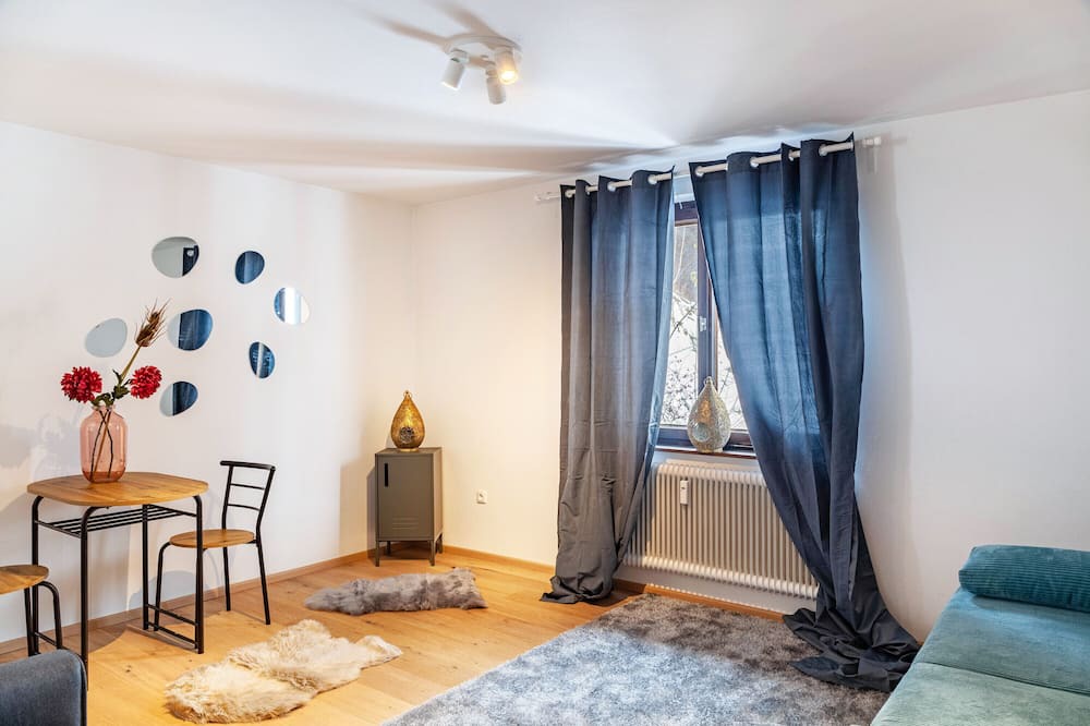 Kitzbuehel Apartment | Studio Apartment 'Tiny Kitzchalet' with Mountain View and Wi-Fi