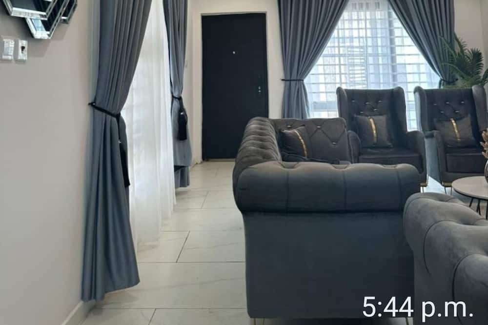 Madina House | 3 bedrooms house for rent in East Lagon. 4 bathrooms and a spacious living room