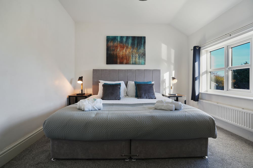 Macclesfield House | Cottage Cross: Spacious 2-Bed Charm, Where Home Whispers Warmth and Comfort!