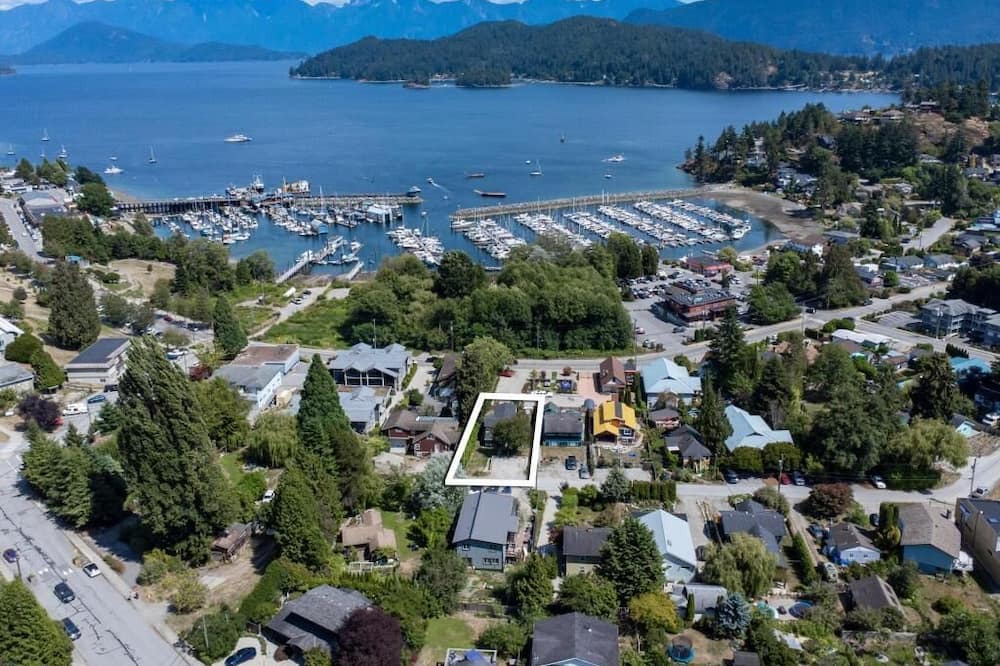 Gibsons House | Sunshine Coast at its best, Gibsons, close to Marina, beach and shops