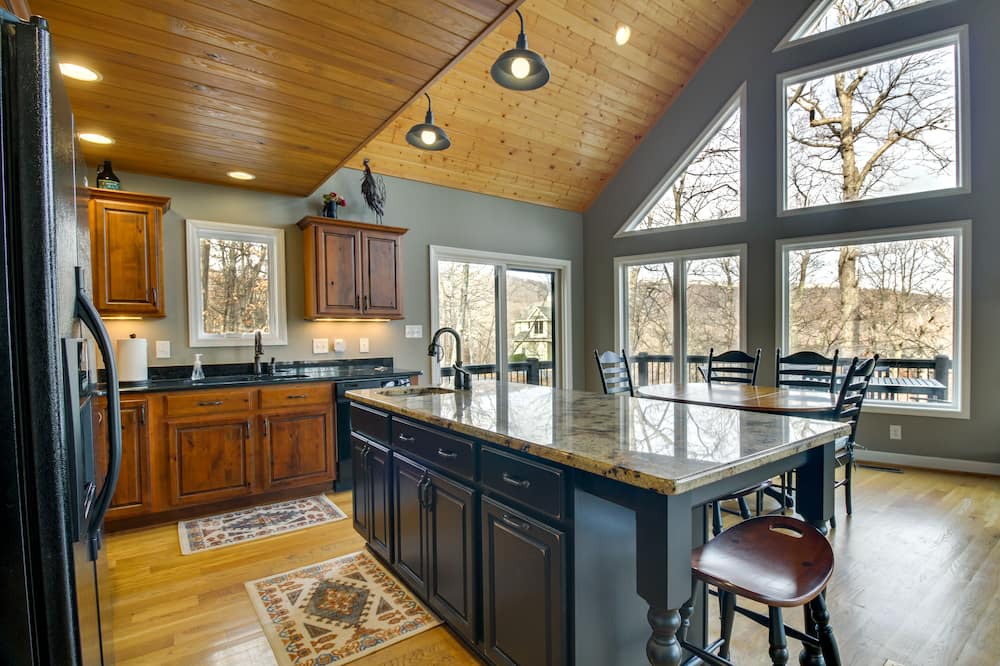 Pedlars Edge Cottage | Wintergreen Resort Home: Close to Slopes & Trails