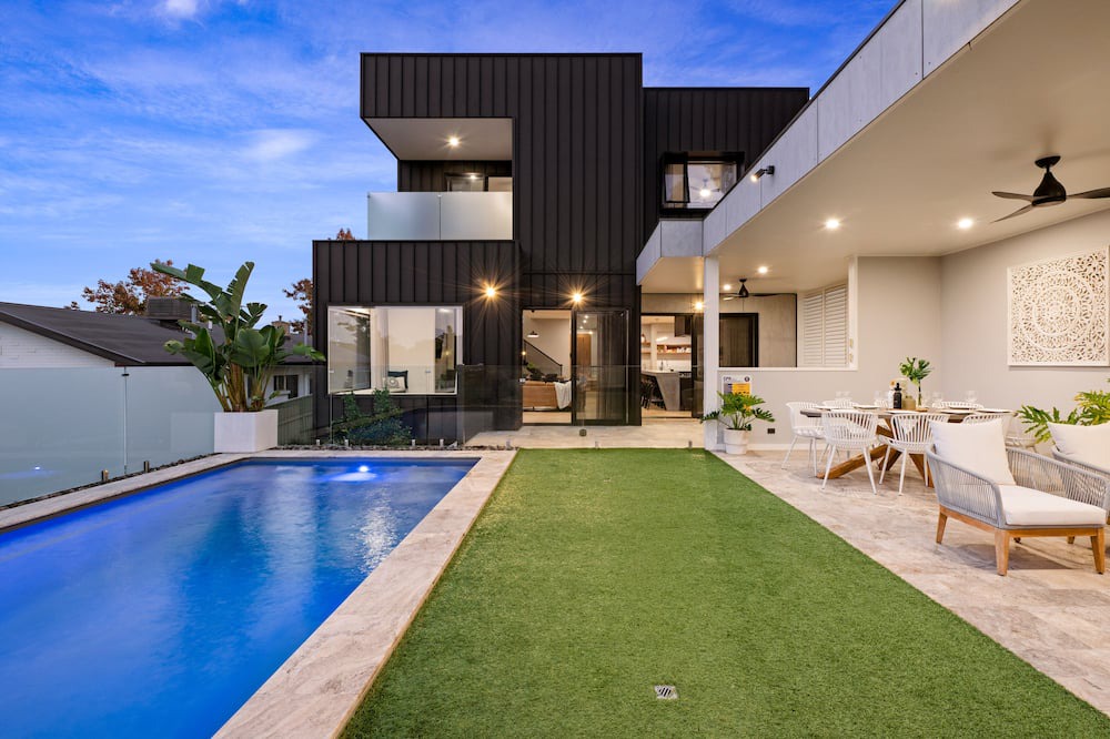 Albury House | Luxurious urban oasis with pool in Central Albury