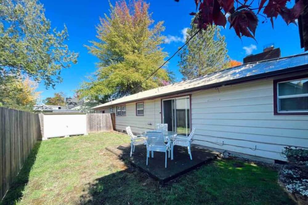 Amazon House | Family-sized U of O bungalow