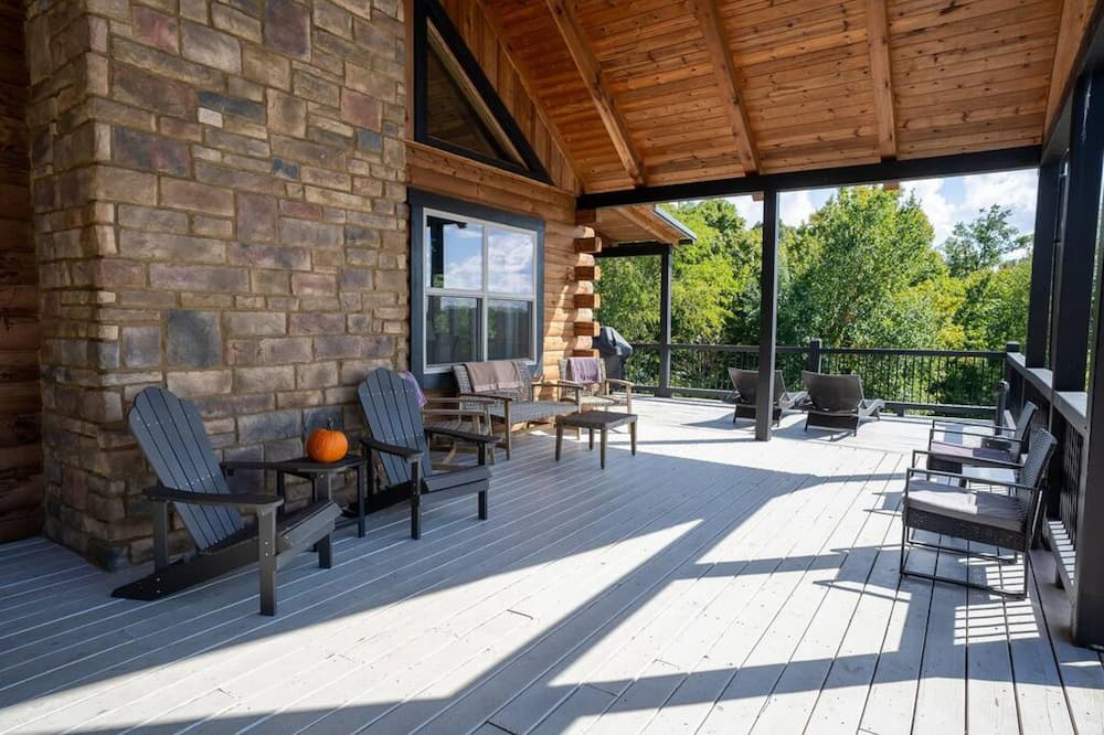 New Plymouth House | Serenity Ridge Scenic Luxury Log Estate Getaway