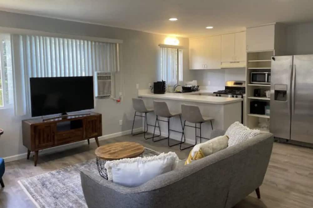 Pacific Heights House | Central Spacious Island Getaway 2b1b/Free Parking