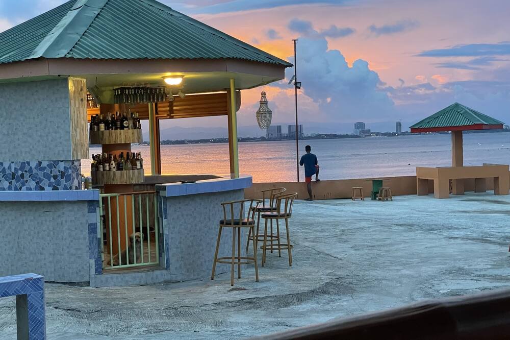 Olango Island House | Rainbow Beach Bar & Resort