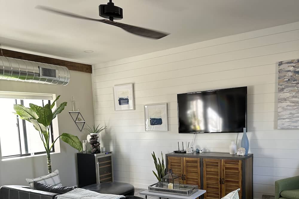 Pinnacle Peak Cottage | Quaint modern guest house, near all attractions.