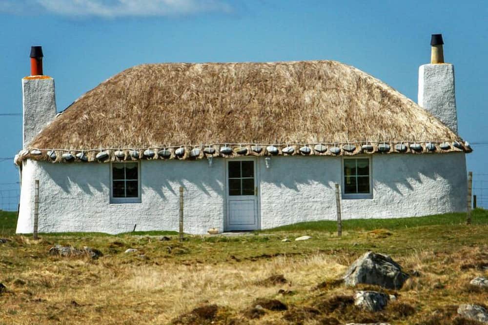 Homore Cottage | Traditional Thatched Cottage in the heart of South Uist. Pet friendly!