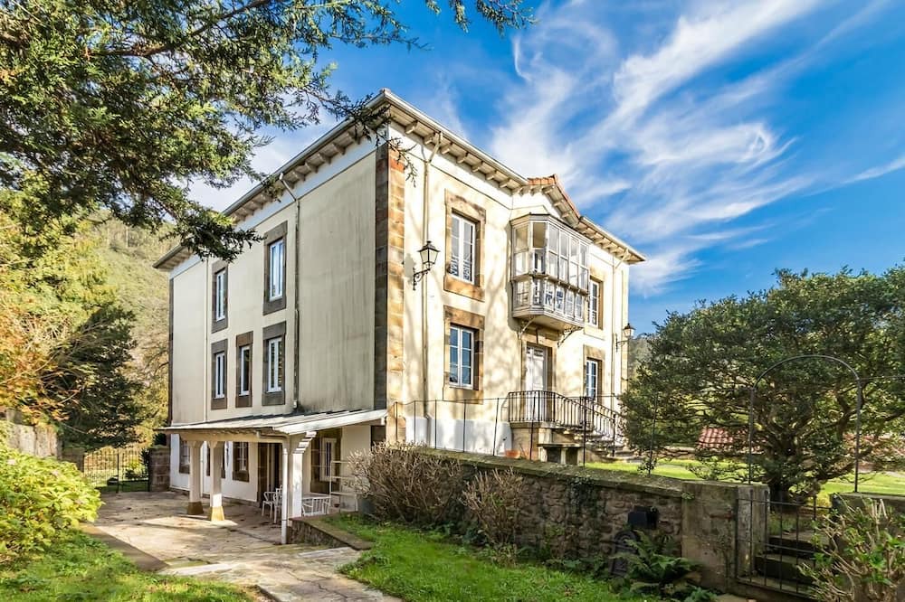 Medio Cudeyo Apartment | Elegant flat in a stunning setting