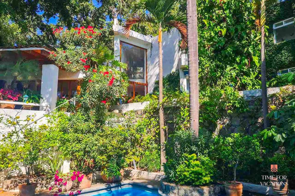 Cuernavaca Villa | Serene Home, Lush Gardens with Heatable Pool, 2 Waterfalls, Outdoor Dining Table