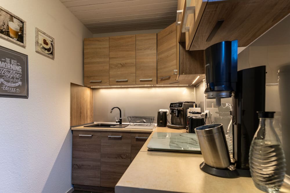 Kaufungen Apartment | Apartment 'Ferienwohnung Haus Am See' with Wi-Fi