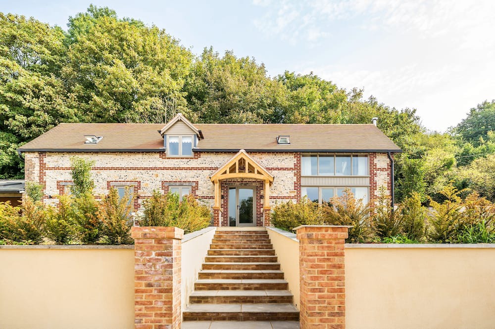 Dorchester House | Beehive - sleeps 6 guests in 3 bedrooms