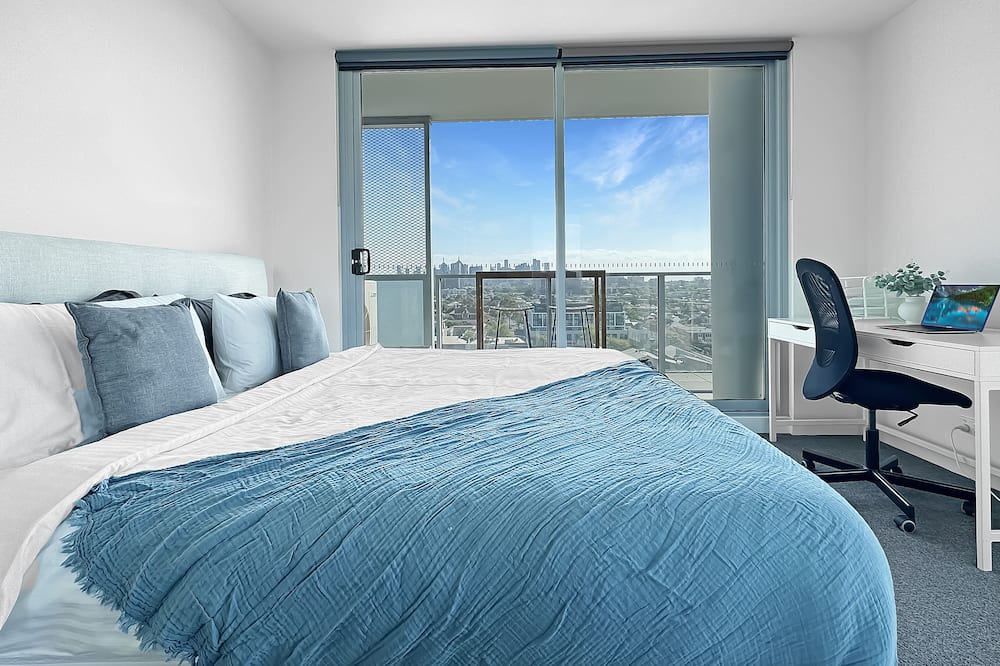 Richmond North Apartment | Modern Apartment with 180° Balcony Views Overlook Melbourne City W/Free Parking