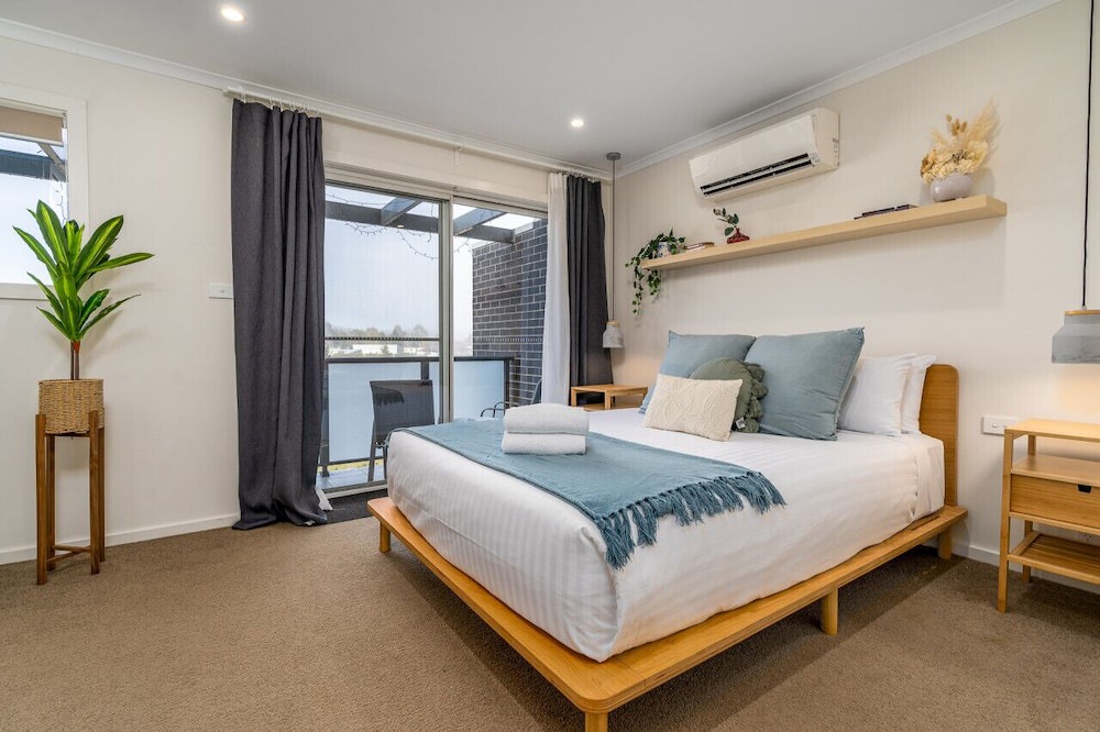 Coombs House | Coom1 · Home w/ Water Views - 10mins to the City/Woden