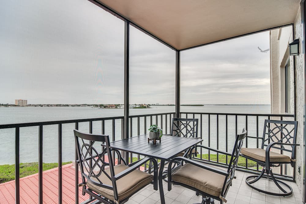 Palma del Mar Condo | Stylish St Petersburg Condo w/ Balcony + Bay Views
