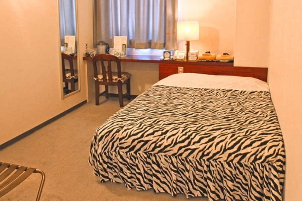 Togura Kamiyamada Onsen House | Double Spacious 180cmwide queensize bed Smoki / Chikuma Nagano
