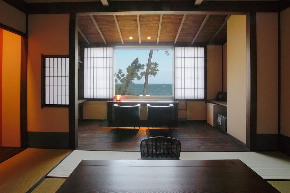 Futami House | Hamachiyokan A Japanesemodern Koigatarinoma where you can see Ise Bay / Ise Mie