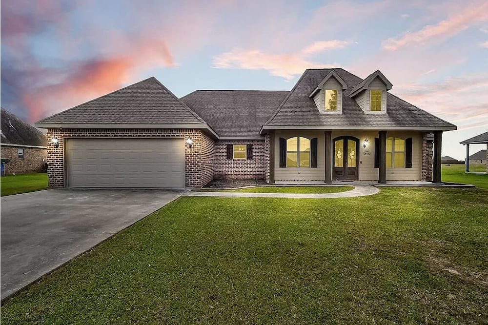 Iowa House | House in quiet Iowa near Lake Charles + EV charger