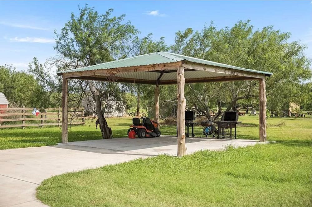 Los Fresnos House | Beautiful 2 acre ranch house 20 min from the beach.