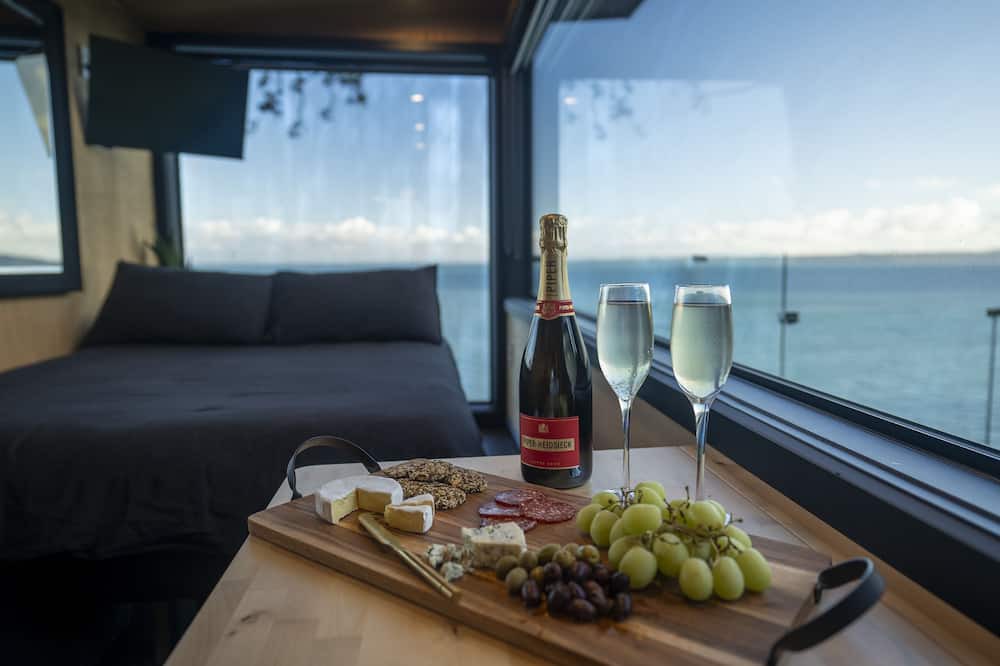 Laingholm Cabin | Clifftop Seaview Seduction