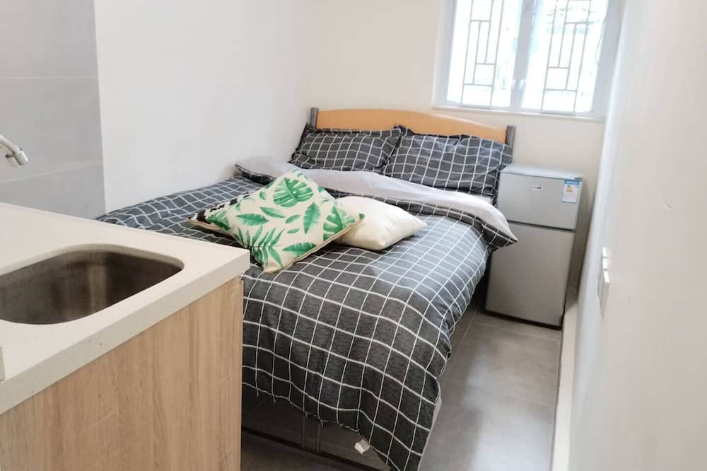 Kowloon Apartment | Spacious 1BR Central 5 Minute Walk to MTR