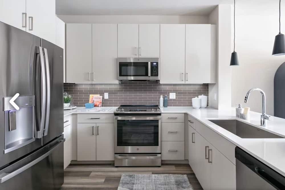 White Plains Apartment | Peaceful and Serene Very large 2 bedroom with scenic wooded views